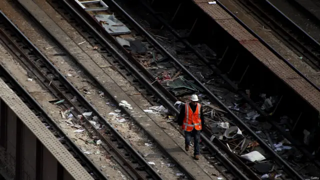 Petugas di rel kereta api