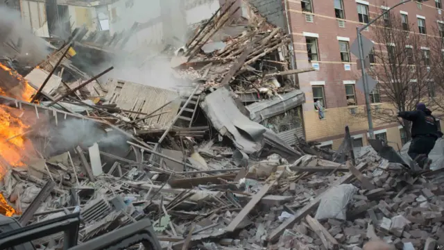 Puing-puing gedung yang hancur