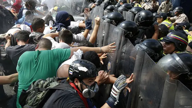 Manifestantes se enfrentan con policías