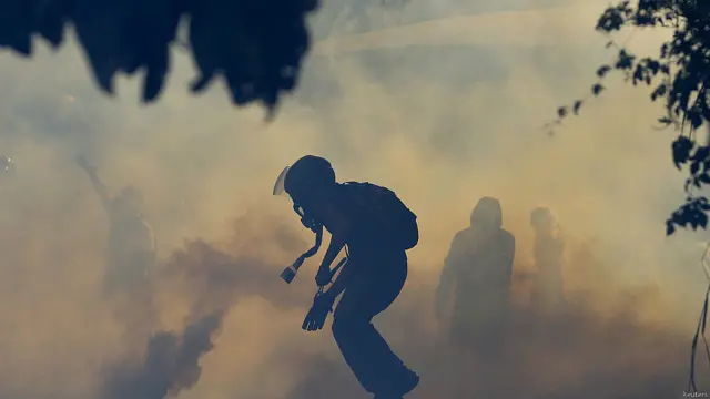 Un manifestante en medio de los gases lacrimógenos