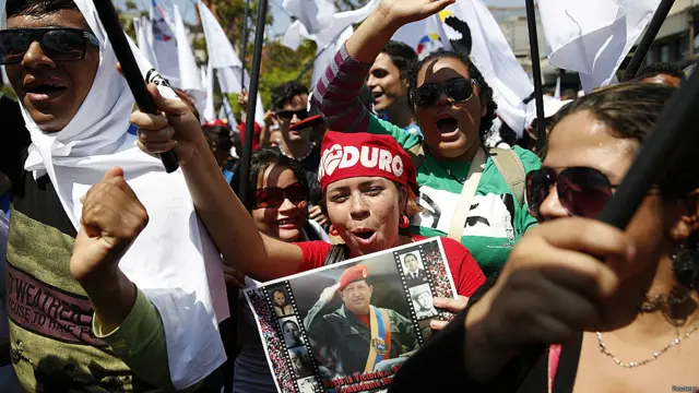 Manifestantes a favor de Maduro