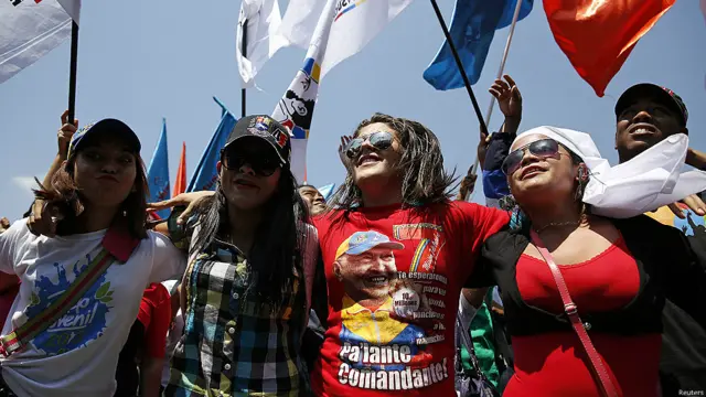 Manifestantes a favor de Maduro