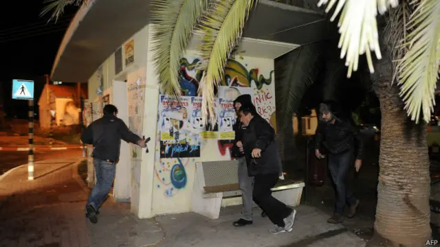 إسرائيليون في منطقة النقب يهرعون بحثا عن ملجأ بعد انطلاق صفارات إنذار بعد إطلاق صواريخ من غزة.