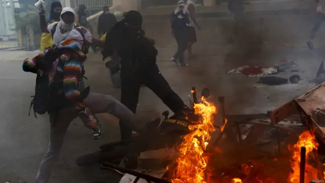 Manifestantes encienden barricada