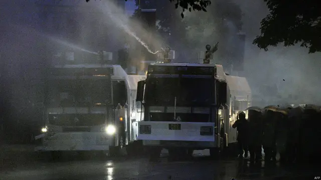 Miembros de la Guardia Nacional y autobuses