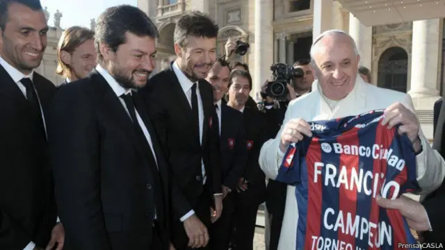 Papa Francisco recebe camisa de representantes do San Lorenzo (foto: Prensa CASLA)