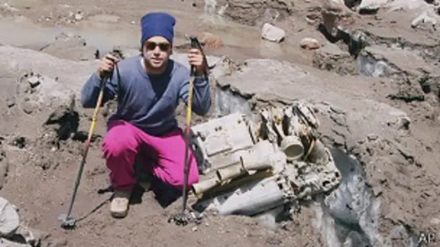 Alpinista junto a restos del avión