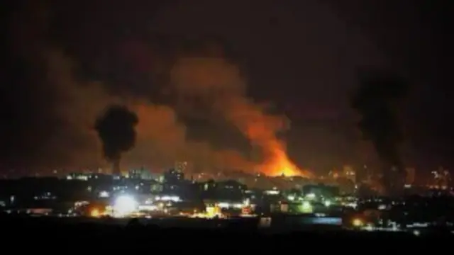 قصفت الطائرات في الغارة الرابعة أرضا فارغة داخل أحد الحقول قرب جبل الريس شرق بلدة جباليا شمال قطاع غزة