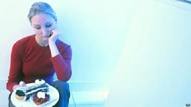 एनोरेक्सिया से पीड़ित महिला