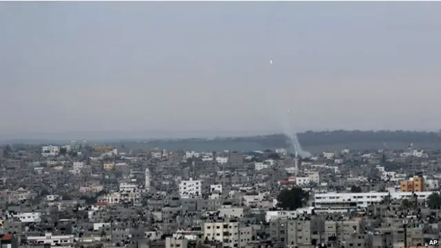 فلسطین میں عینی شاہدین اور صحافیوں نے کہا کہ جنگی طیاروں نے حماس کے رہنماؤں اور اسلامی جہاد کے مسلح شاخ کے ٹھکانوں کو نشانہ بنایا