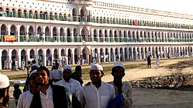 دارالعلوم دیو بند، اور ندوہ جیسے مذہبی اداروں کی طرف سے ہر روز طرح طرح کے فتوے جاری کیے جاتے ہیں