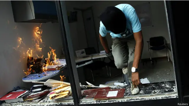 "متظاهر" في كاراكاس يهرب من مكتب نهبه
