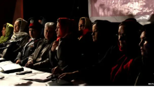 د افغانستان میرمنې چې د خپل حق په ترلاسه کولو سره یې خپل هیواد او وګړو ته په خدمت بوختې دی.