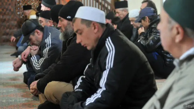 تتار د کریمیا ټاپو د ټول ټال وګړو نژدې ۱۲ سلنه جوړوي، چې شمېر یې نژدې ۲۳۴ زرو ته رسېږي، خو د کریمیا د ټول ټال وګړو شمېر کابو دوه میلیونه دی. 