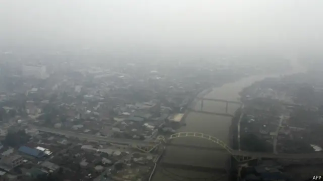 Kabut asap di wilayah Riau dan sekitarnya membahayakan kesehatan warganya.