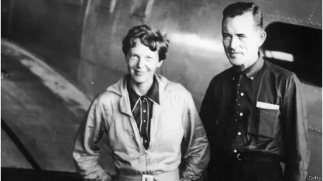 Amelia Earhart cùng hoa tiêu Fred Noonan tại bãi đáp ở Brazil trong chuyến vòng quanh thế giới