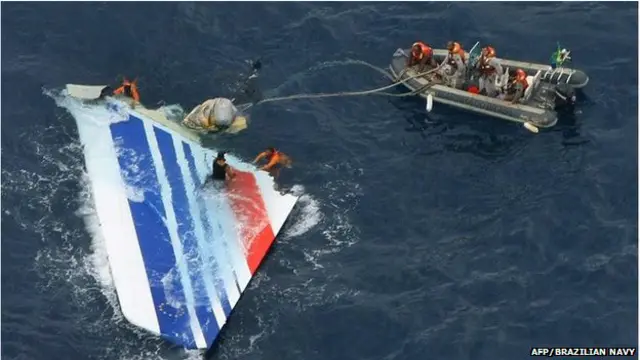 Sau nhiều manh mối sai, xác chiếc 447 đã được tìm thấy sau năm ngày