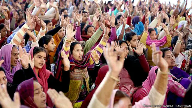 یہ سادھو دیویا جیوتی جگراتا سناستھن کے رہنما مانے جاتے ہیں