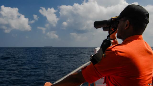 Indonésios buscam no oceano. Foto: AFP