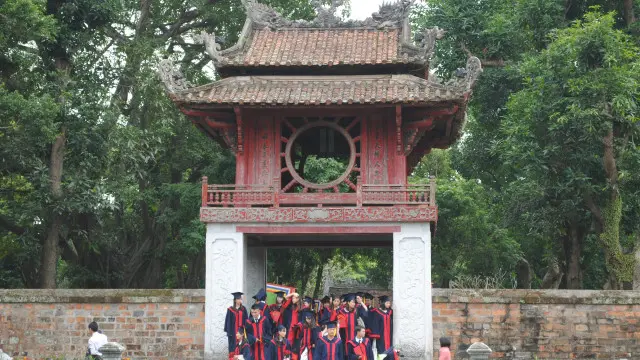 Liệu có bao nhiêu học trò sau khi ra trường còn nhớ đến người thầy cũ?