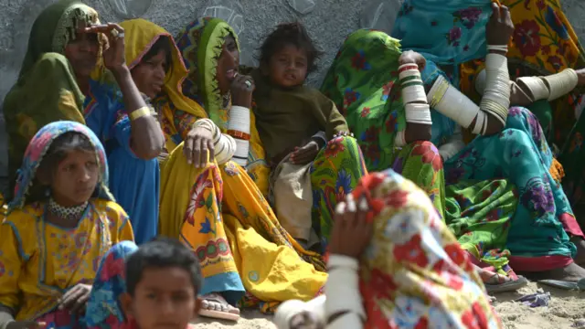 خواتین امداد کے حصول کے لیے ہمیشہ مرد حضرات کی ہی مرہونِ منت ہوتی ہیں۔