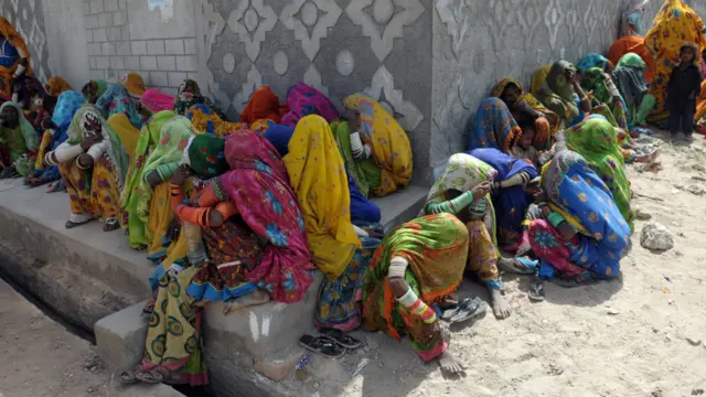 امداد کا حصول بھی متاثرین کے لیے ایک دقت طلب اور صبر آزما عمل ہے۔