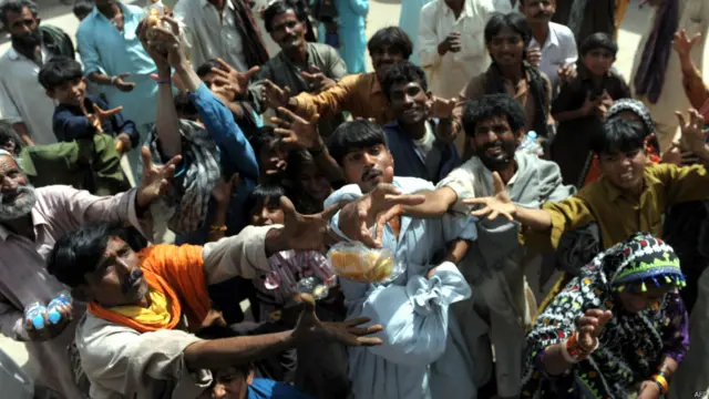 قدرتی آفات کے متاثرین میں امداد کی تقسیم ہمیشہ کی طرح ایک مشکل کام رہا ہے۔