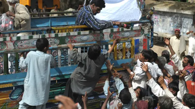 تھر کے متاثرین میں کولا تقسیم کیا جا رہا ہے