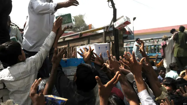 تھر میں متاثرین کو امداد پہنچنا شروع ہو گئی ہے