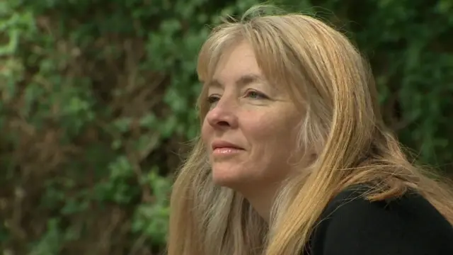 سوشانہ کا شوہر وہ مذہبی دستاویز دینے سے انکاری ہے جس سے شادی کا معاہدہ ختم ہو سکتا ہے