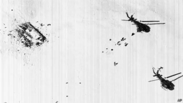 الناجون من الرحلة 571 يمشون على الثلوج في الأنديز ليستقلوا طائرات الإنقاذ