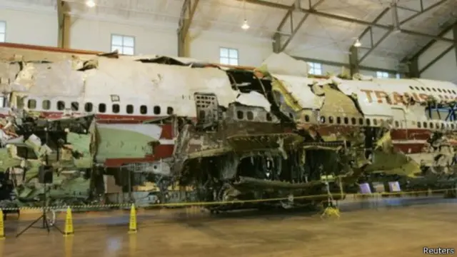 جمعت بقايا طائرة خطوط تي دبليو إيه كجزء من التحقيقات التي أجريت بشأنها