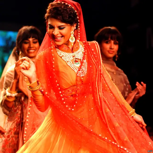 فیشن شو کے دوسرے دن جیكلن فرناڈیز نے فیشن ڈیزائنر ترون تہلانی کے تیار کردہ لباس کا مظاہرہ کیا۔