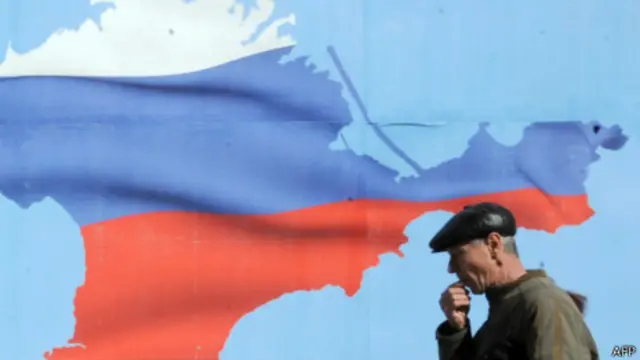 Плакат с изображением Крыма в цветах российского флага (Севастополь, 13 марта 2014 г.)