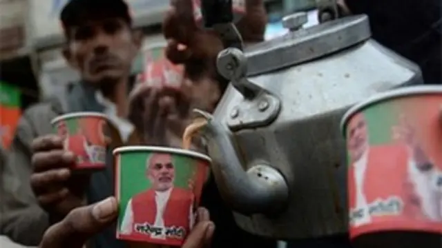 بھارت سے آئے ہوئے لوگ چائے کی چسكيوں پر مودی کی جے جے کار کر رہے ہیں