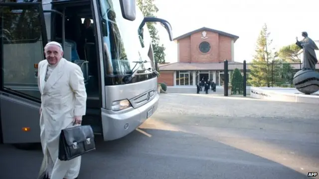 يستخدم البابا الحافلة في طريقة إلى منتجع روحي للاستراحة مع الكرادلة والأساقفة.