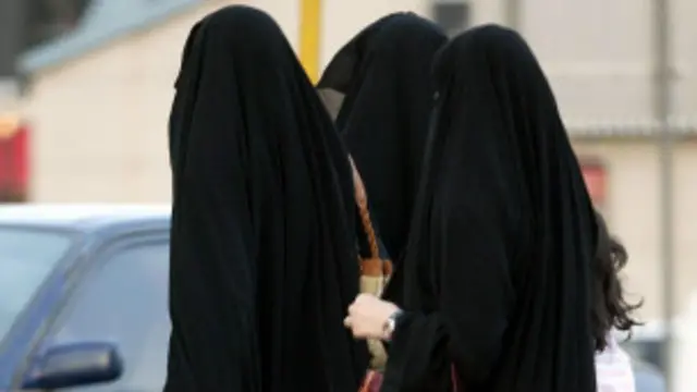 شہزادیوں کو شاپنگ کے لیے جانے کی اجازت ہے