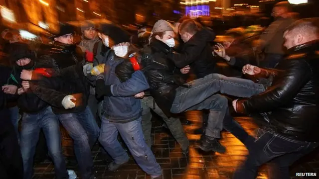 مدينة دونتسك، شرقي أوكرانيا، شهدت مواجهات عنيفة مؤيدي ومعارضي روسيا.