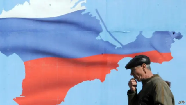 ملصق في مدينة سيفاستوبول الأوكرانية تظهر فيه شبه جزيرة القرم مرسوم عليها علم روسيا.