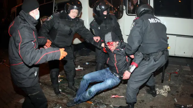 Ferido em confrontos em Donetsk, na Ucrânia, nesta quinta-feira (AFP)