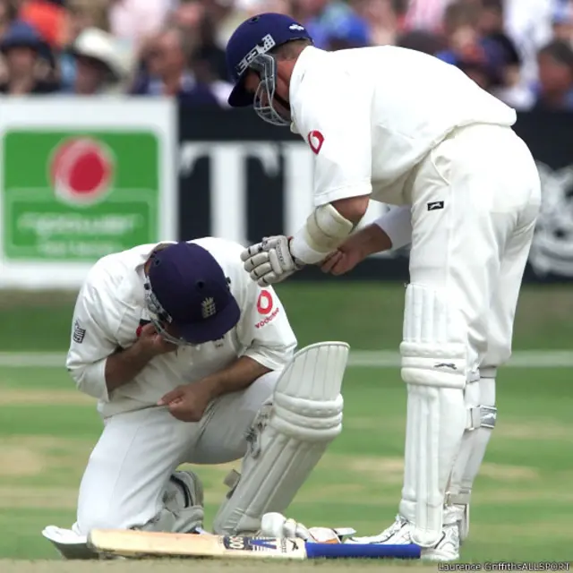 18 اگست 2001: ہیڈنگلے میں چوتھے ٹیسٹ میچ کے تیسرے روز برطانوی کھلاڑی مارک رام پرکاش کو آسٹریلیا کے فاسٹ باؤلر جیسن گلیسپی کا باؤنسر لگا۔ ایلک سٹیورٹ مارک کے قریب کھڑے ہیں 