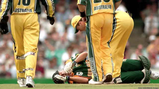 22 جنوری 2002: سڈنی میں ایک روزہ میچ کے دوران جنوبی افریقہ کے سٹیو ایلورتھی کے سر پر آسٹریلوی باؤلر گلین میک گراتھ کا باؤنسر لگا 