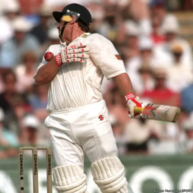 30 جولائی 1995: اولڈ ٹریفورڈ میں ویسٹ انڈیز کے خلاف میچ میں انگلینڈ کے رابن سمتھ کو باؤنسر لگا 