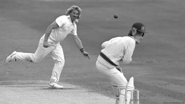 یکم جون 1985: ہیڈنگلے میں آسٹریلیا کے خلاف دوسرے ٹیسٹ میچ میں انگلینڈ کے باؤلر ایئن بوتھم کے باؤنسر سے جیف لاسن کا ہیلمٹ گر گیا