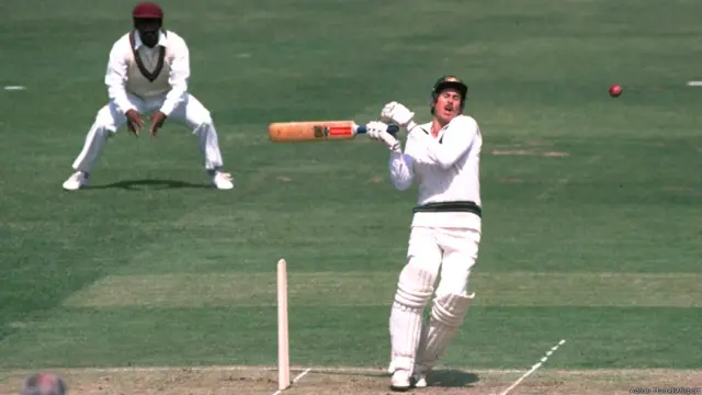 جون 1983: آسٹریلیا کے گریئم ووڈ کو لارڈز میں کھیلے جانے والے ورلڈ کپ میچ میں مالکم مارشل نے باؤنسر مارا