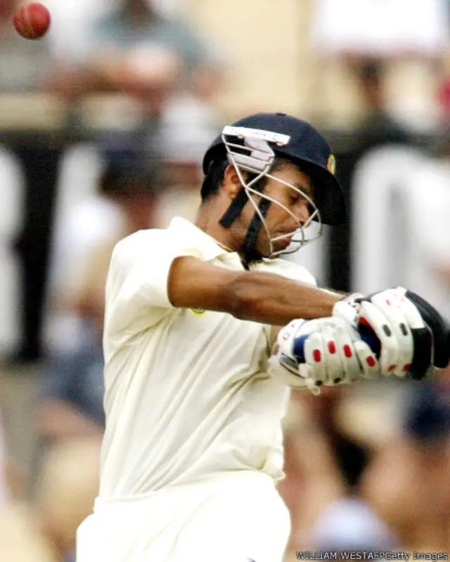 5 جنوری 2005: سڈنی میں کھیلے گئے چوتھے ٹیسٹ کے چوتھے روز بھارتی کھلاڑی راہل ڈریوڈ کو بریٹ لی کا باؤنسر لگا 