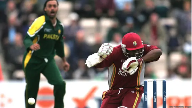 22 ستمبر 2004: ساؤتھیمپٹن میں آئی سی سی چیمپیئنز ٹرافی کے میچ کے دوران ویسٹ انڈیز کے برائن لارا پاکستانی فاسٹ بولر شعیب اختر کا باؤنسر لگنے کے بعد گر پڑے 