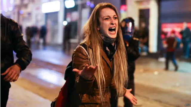 متظاهرة تصرخ في رجال الشرطة خلال فضهم مظاهرة في اسطنبول.