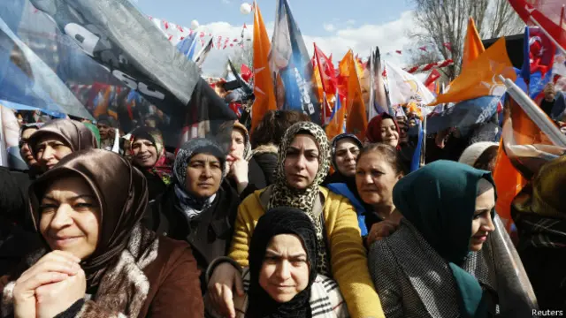 مؤيدات لرئيس الوزراء التركي ينصتون إليه خلال افتتاحه خط قطارات الأنفاق في أنقرة.