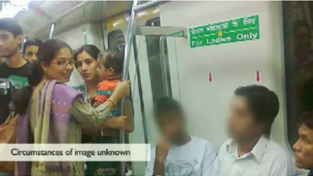 दिल्ली मेट्रो की वॉयरल हुई तस्वीर